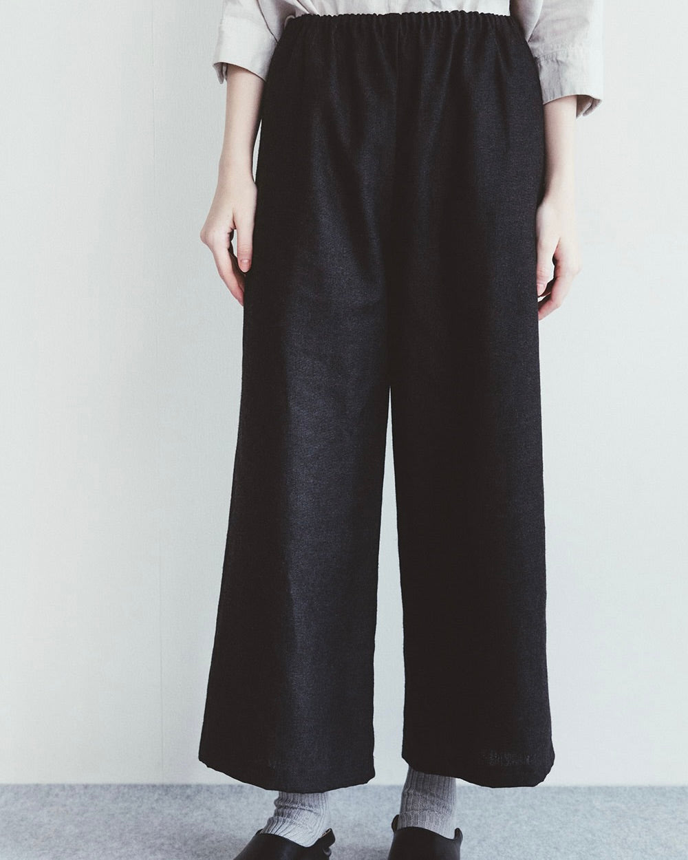 Himani Pant: Wool Linen Black